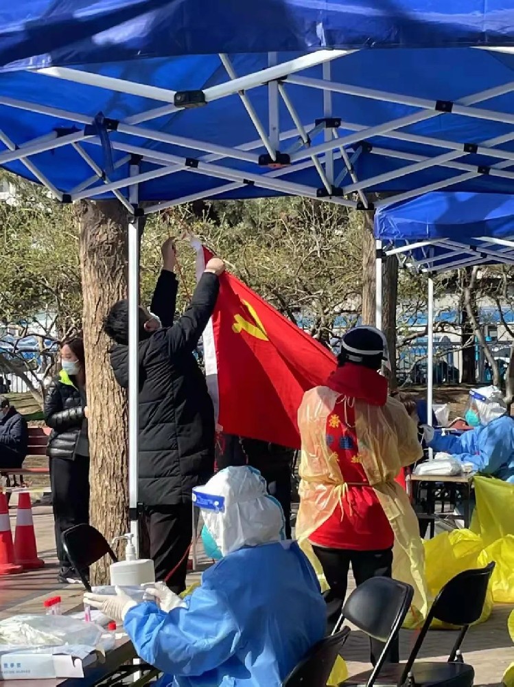 致敬社區(qū)工作者“您們辛苦了！” ——大龍集團(tuán)黨委為核酸檢測工作人員送溫暖